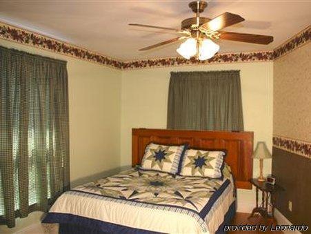 The Young House Bed And Breakfast Millinocket Rum bild
