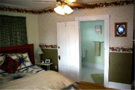 The Young House Bed And Breakfast Millinocket Rum bild