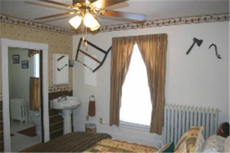 The Young House Bed And Breakfast Millinocket Rum bild
